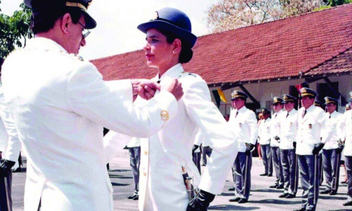 Formatura no curso de oficiais na Escola de Sa&uacute;de, em 1998