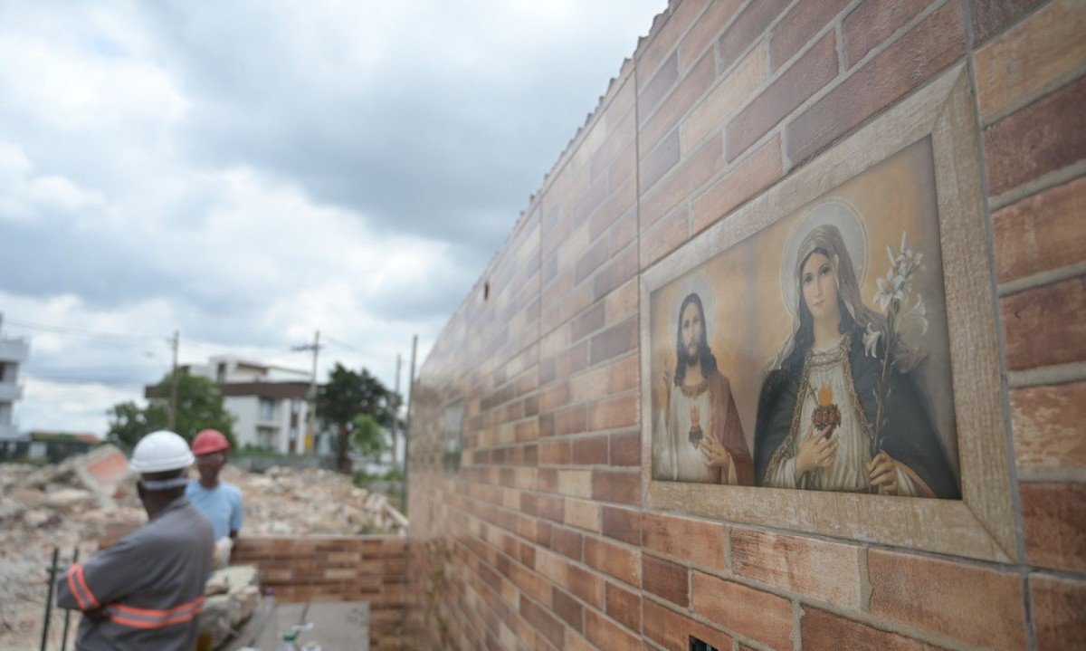 Igreja Matriz da par&oacute;quia Santa Clara e S&atilde;o Francisco &eacute; demolida no Barreiro por apresentar problemas estruturais. Outra ser&aacute; constru&iacute;da no local.