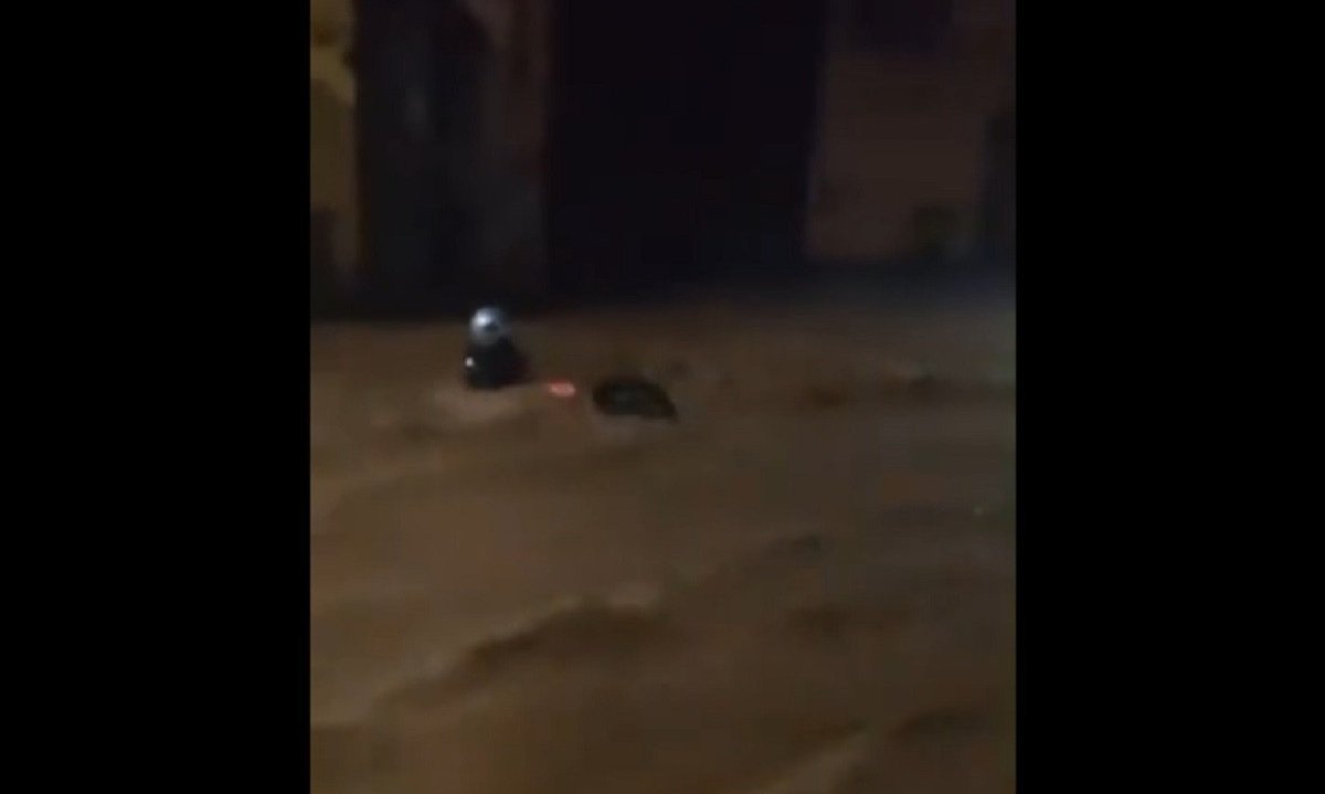 Moto e condutor foram levados pela for&ccedil;a da &aacute;gua -  (crédito: Reprodu&ccedil;&atilde;o)