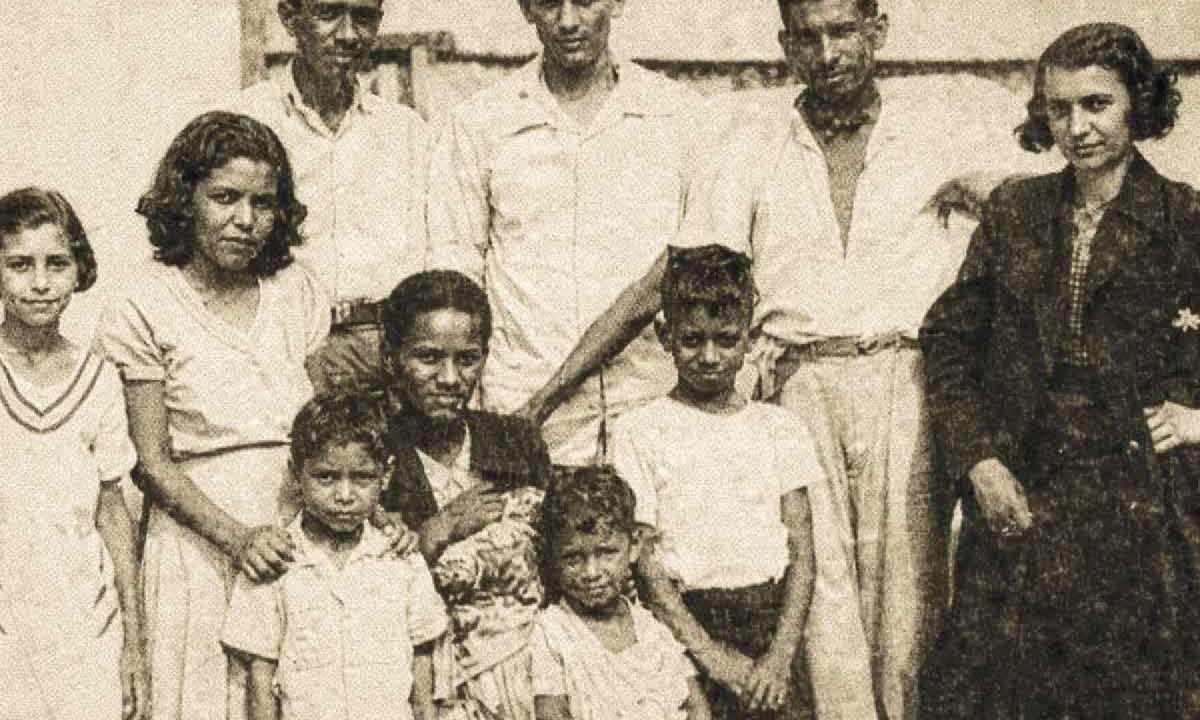 Na primeira foto, os 10 irmãos de Sansão, primeiro morador de BH, morto na Segunda guerra. Acima, seus pais, Dona Maria Alves  e Joaquim posam para o fotográfo do EM -  (crédito: Reprodução)