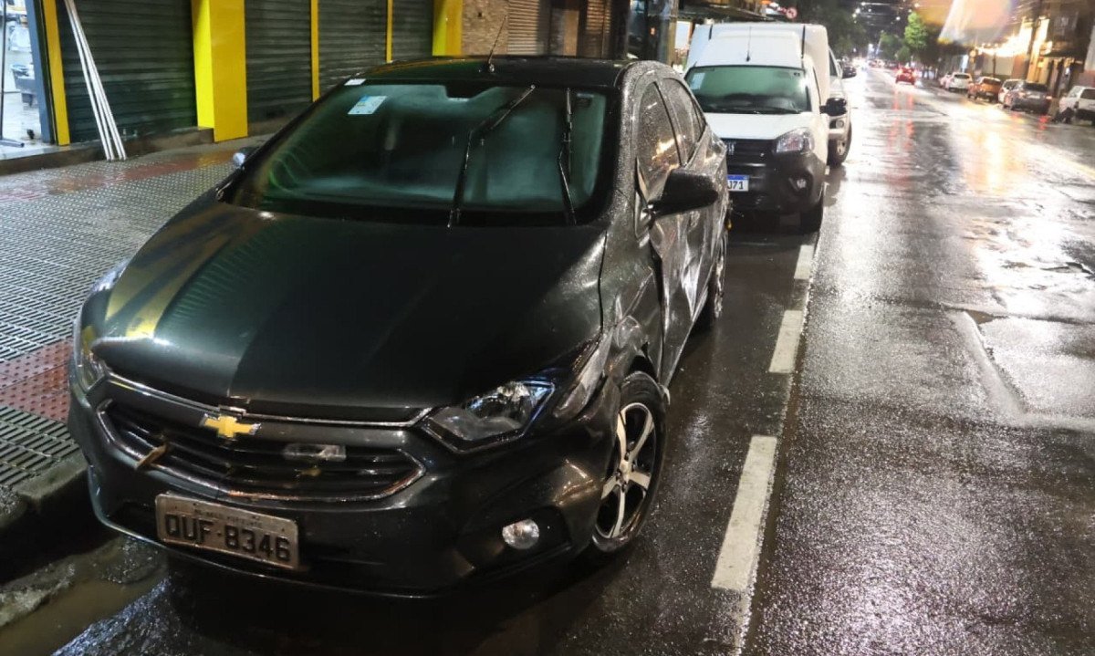 Alagamento arrastou carros na Avenida Francisco Sá, em BH-Marcos Vieira/EM/D.A.Press