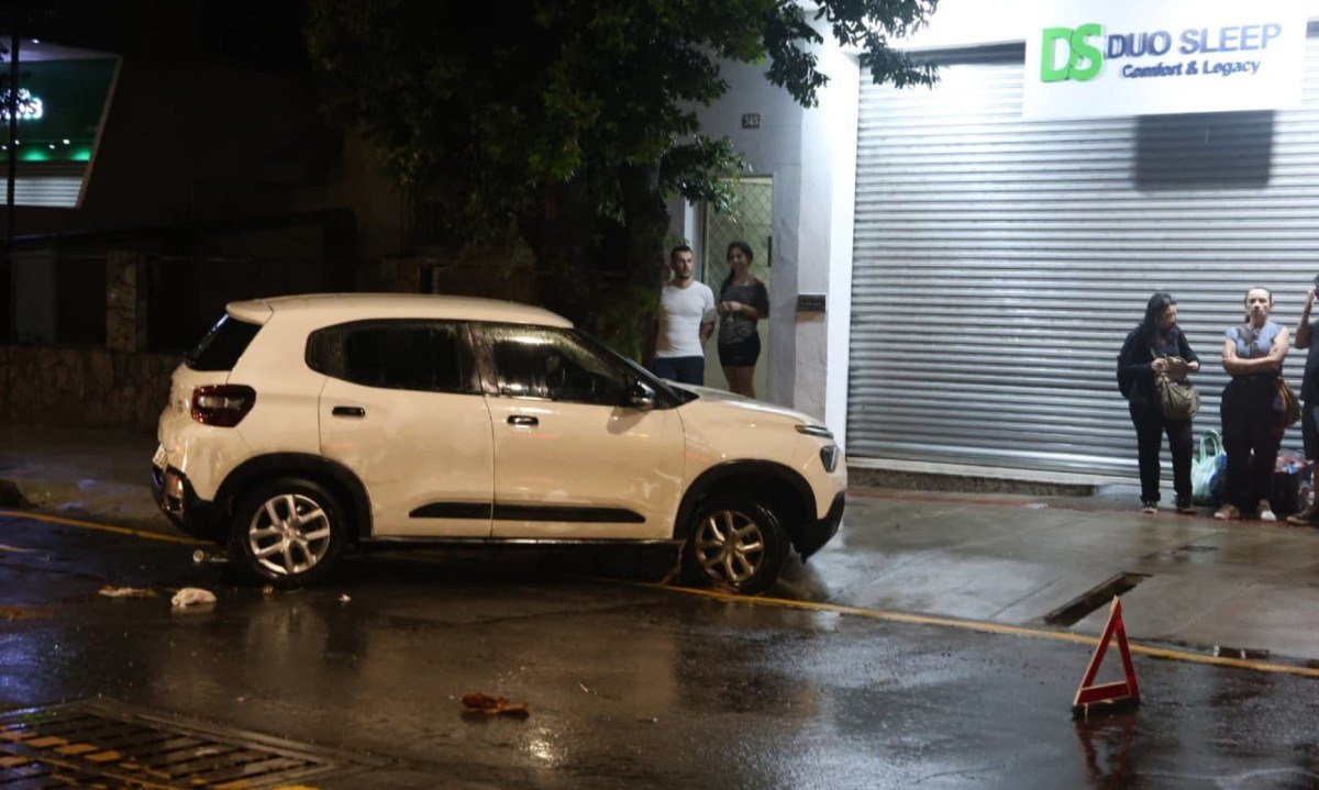 Alagamento arrastou carros na Avenida Francisco Sá, em BH-Marcos Vieira/EM/D.A.Press