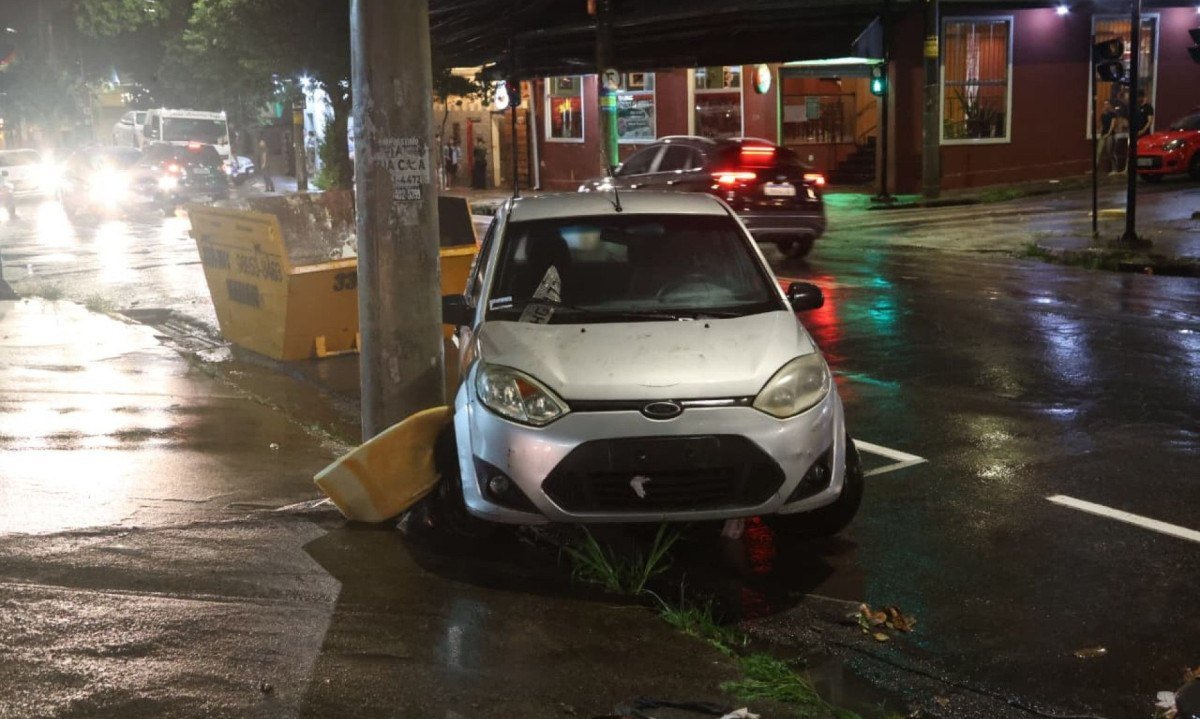 Alagamento arrastou carros na Avenida Francisco Sá, em BH-Marcos Vieira/EM/D.A.Press
