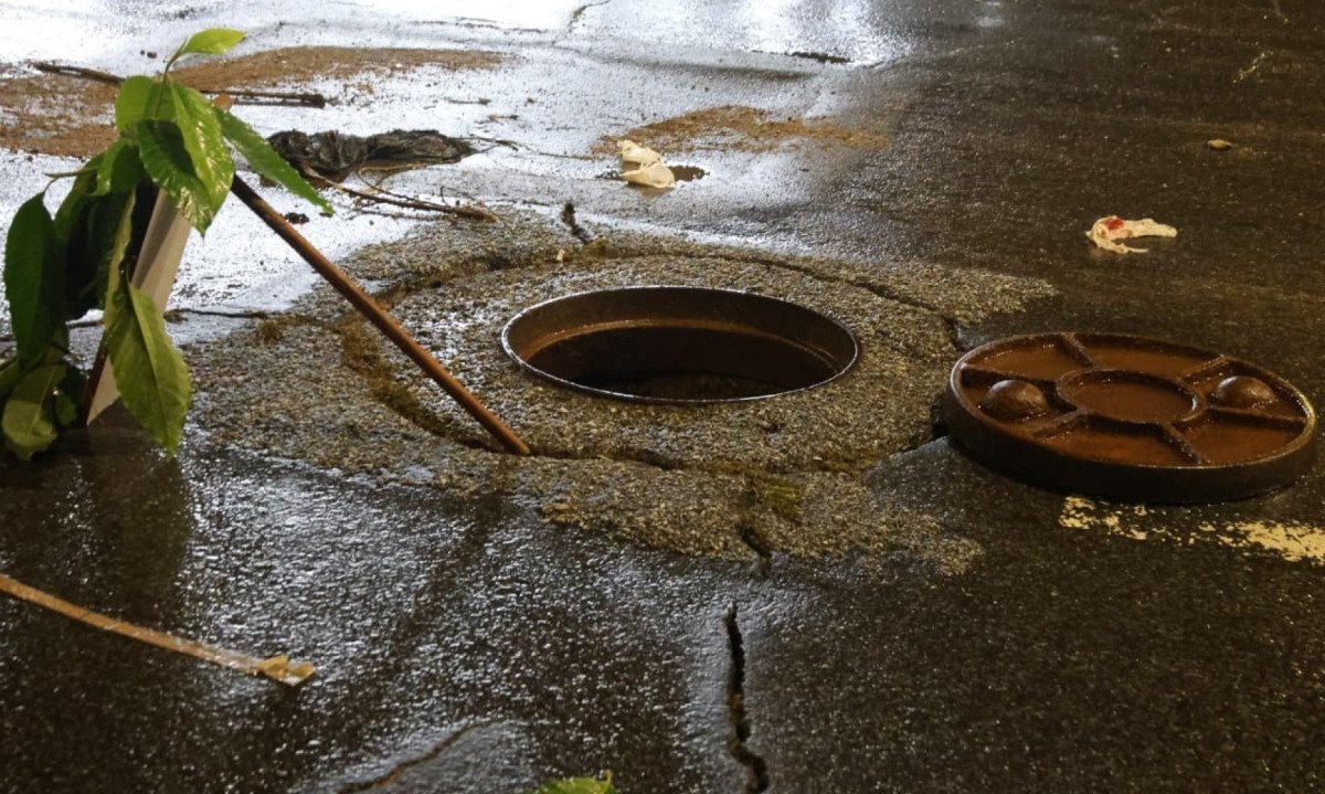 Alagamento arrastou carros na Avenida Francisco Sá, em BH-Marcos Vieira/EM/D.A.Press