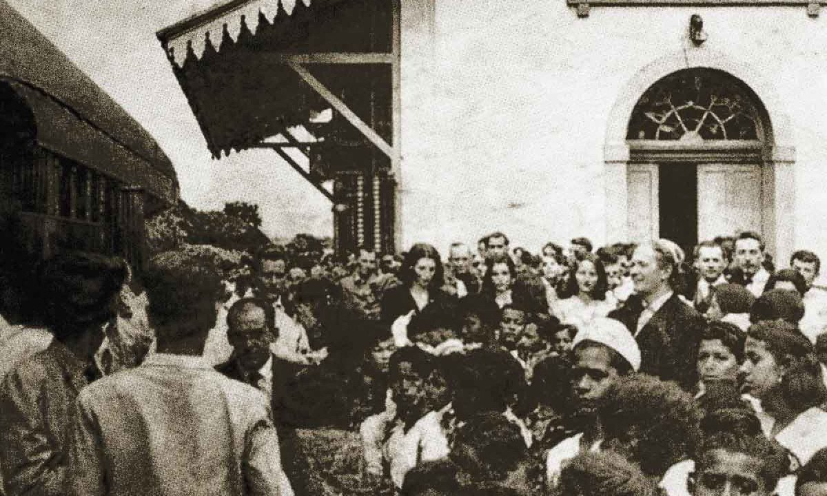 lLuzienses lotadam esta&ccedil;&atilde;o para receberem sobreviventes dos navios bombardeados e  Carta do front publicada no estado de minas