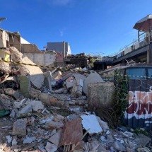 Defesa Civil vistoria e isola imóveis e muros vizinhos ao lar de idosos  - Crédito: Edésio Ferreira/EM/DA Press