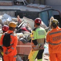 Bombeiros encerram buscas em BH; parte da equipe atuou na Zona da Mata - Edésio Ferreira/EM/D.A. Press