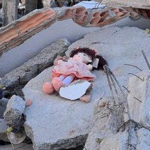 BH: bombeiros resgatam boneca da filha de Renatinho em meio aos escombros - Edédio Ferreira/EM/D.A. Press