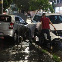 Chuva inunda Avenida Francisco Sá, em BH, e arrasta carros: veja os danos - Marcos Vieira/EM/D.A.Press