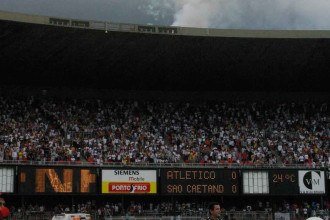Torcida do Galo se aglomera atrás do gol localizado do lado esquerdo das cabines de rádio e TV do 'Mineirão antigo' -  (crédito: Paulo Filgueiras/Estado de Minas – 19/12/2004)