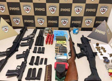 Sete armas de fogo foram apreendidas em Monte Carmelo (MG) -  (crédito: PMMG/Divulgação)