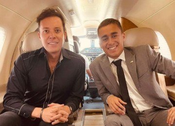 Nikolas Ferreira com André Valadão dentro do jato de Daniel Vorcaro em 2022 -  (crédito: Redes Sociais/Reprodução)