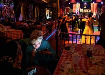 O desejo de aceitação é humano. O problema é quando a necessidade de pertencimento se transforma em dependência -  (crédito: Hector RETAMAL / AFP)