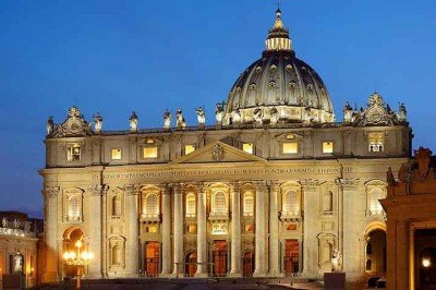 <p>A Basílica de São Pedro, localizada no Vaticano, é amplamente considerada o coração espiritual da Igreja Católica e recebe milhões de visitantes todos os anos. Tornou-se, assim, um dos pontos turísticos e religiosos mais importantes do mundo. Mas, após recentes episódios de vandalismo, a segurança já passa por reforço.</p>
<p>&nbsp;</p>
 -  (crédito:  Livioandronico2013/Wikimédia Commons)