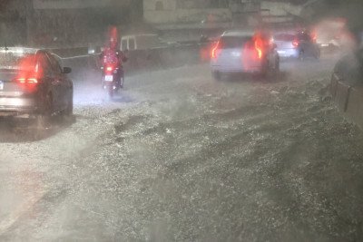 Al&ccedil;a de acesso ao t&uacute;nel da Lagoinha tamb&eacute;m ficou alagada -  (crédito: Marcos Vieira/EM/D.A.Press)