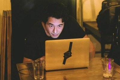 Henrique Iwao vai autografar livro e também se apresentar como DJ no Espaço Impressões, neste sábado (7/3) -  (crédito: Facebook/reprodução)