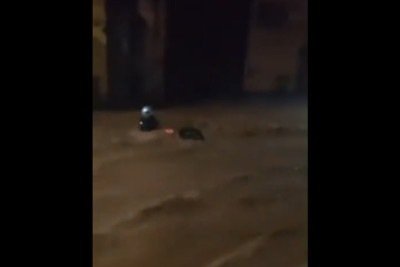 Moto e condutor foram levados pela for&ccedil;a da &aacute;gua -  (crédito: Reprodu&ccedil;&atilde;o)