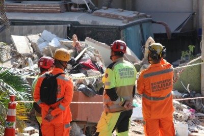 Quase 30 horas de trabalho intenso marcaram operação no desabamento do lar de idosos no Bairro Jardim Vitória, na Região Nordeste da capital -  (crédito: Edésio Ferreira/EM/D.A. Press)