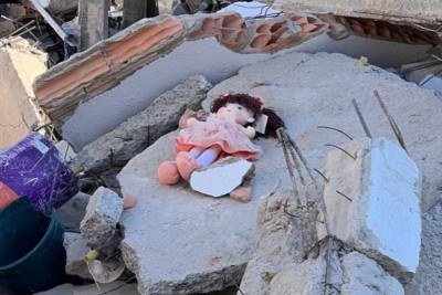 A boneca foi retiradoa entre os destroços da Casa de Repouso Pró-Vida, que desabou na madrugada de quinta-feira (5/3), no bairro Jardim Vitória, na Região Nordeste da capital mineira e deixou 12 mortos -  (crédito: Edédio Ferreira/EM/D.A. Press)