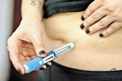 PACIENTE INJETA MEDICAMENTO COM USO DA CANETA APLICADORA: AVANÇO, DESDE QUE USO SEJA RESPONSÁVEL -  (crédito: Leandro Couri/EM/D.A Press)