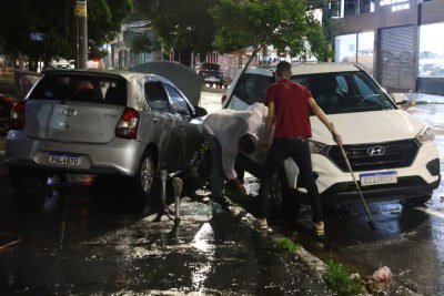 Alagamento arrastou carros na Avenida Francisco S&aacute;, em BH -  (crédito: Marcos Vieira/EM/D.A.Press)