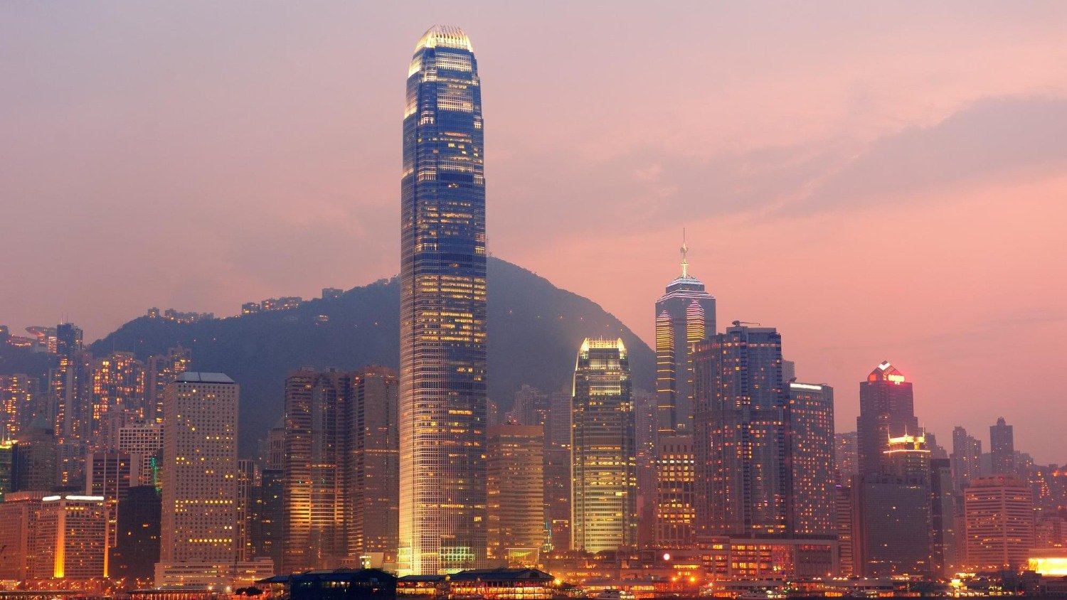 O horizonte ic&ocirc;nico de arranha-c&eacute;us de Hong Kong ao entardecer, um dos destinos mais visitados do mundo. -  (crédito: Freepik / TravelScape)