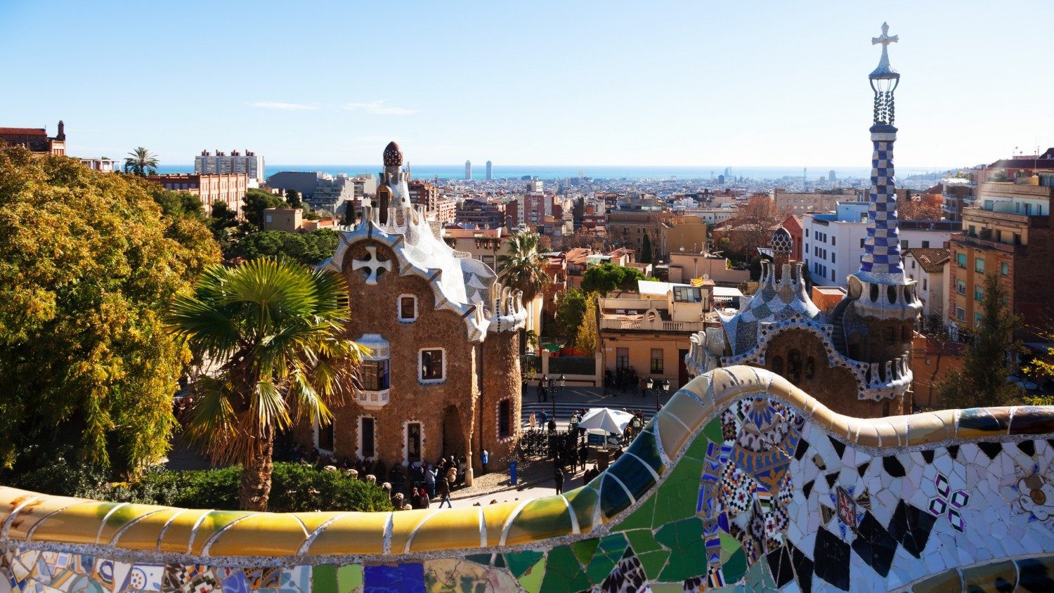 A arquitetura on&iacute;rica de Gaud&iacute; no Park G&uuml;ell, com seus mosaicos e vista da cidade, celebra a identidade cultural de Barcelona. -  (crédito: Freepik/ Bearfotos)