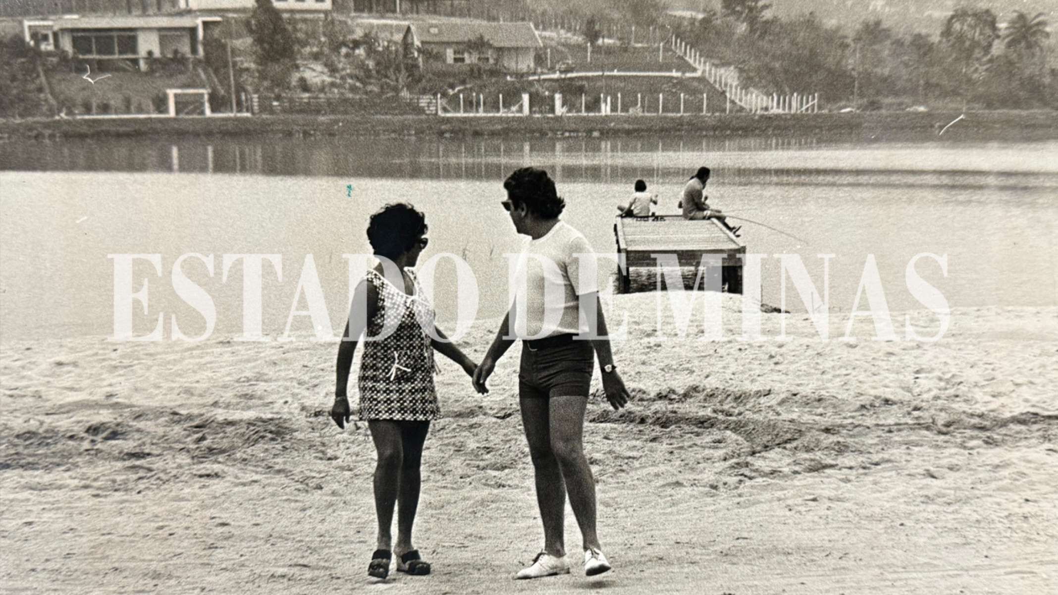 Caminhões despejaram areia branca nas margens da Lagoa da Pampulha em 1973 para criar uma 