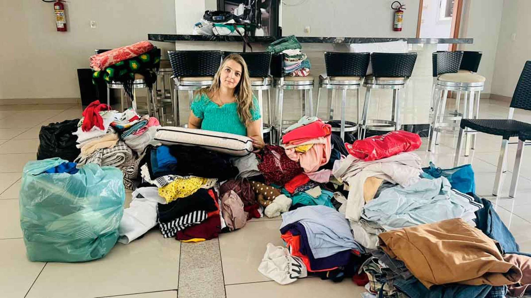 A psic&oacute;loga Fernanda, com doa&ccedil;&otilde;es arrecadadas para a zona da mata: "se conseguir ajudar uma fam&iacute;lia fico feliz"