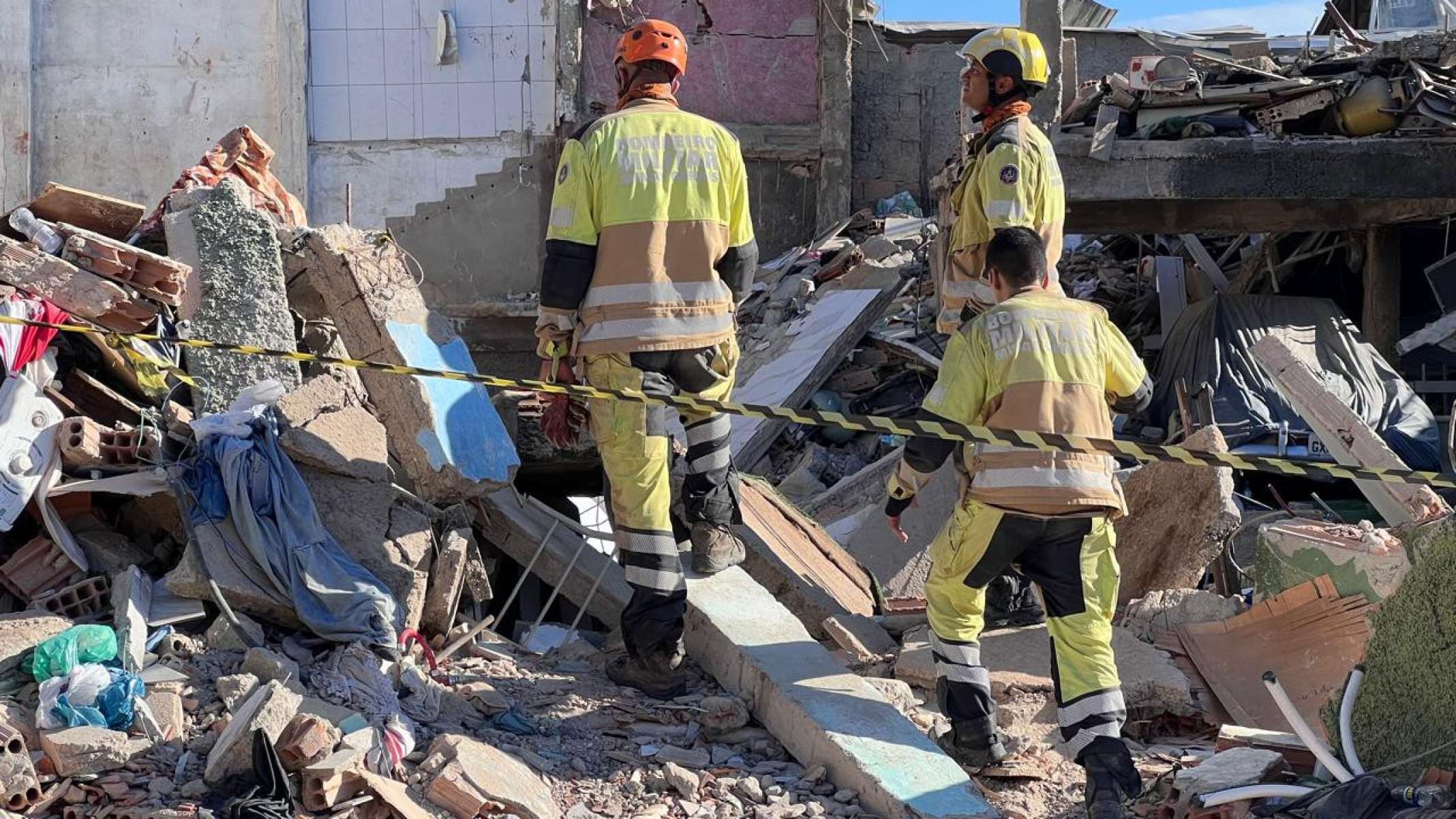 Um dia depois após desabamento de lar de idosos em Belo Horizonte, bombeiros são aplaudidos por retirar corpos de todas as vítimas