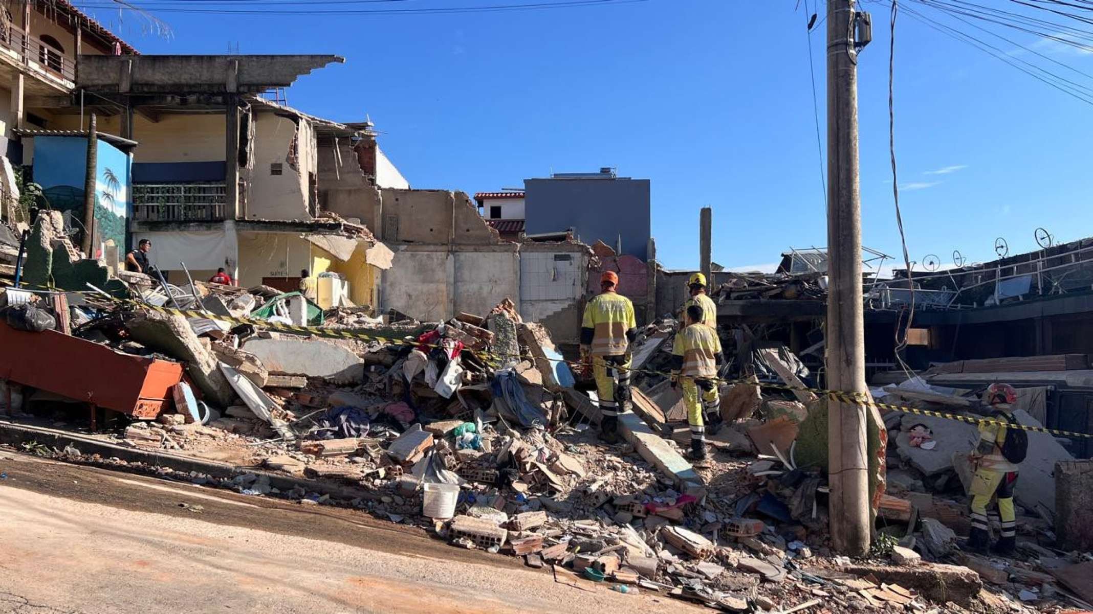 Um dia depois após desabamento de lar de idosos em Belo Horizonte, bombeiros são aplaudidos por retirar corpos de todas as vítimas