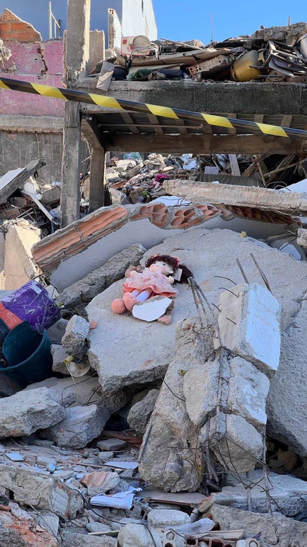 Um dia depois após desabamento de lar de idosos em Belo Horizonte, bombeiros são aplaudidos por retirar corpos de todas as vítimas