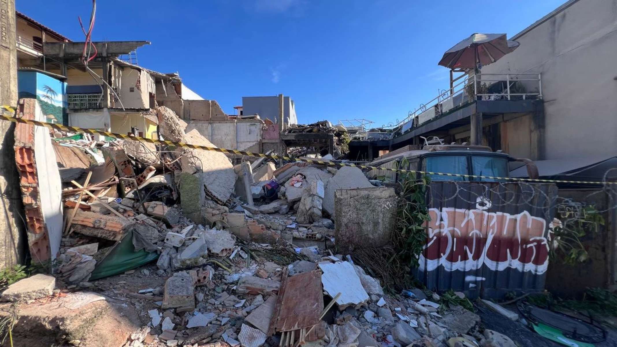 Um dia depois após desabamento de lar de idosos em Belo Horizonte, bombeiros são aplaudidos por retirar corpos de todas as vítimas