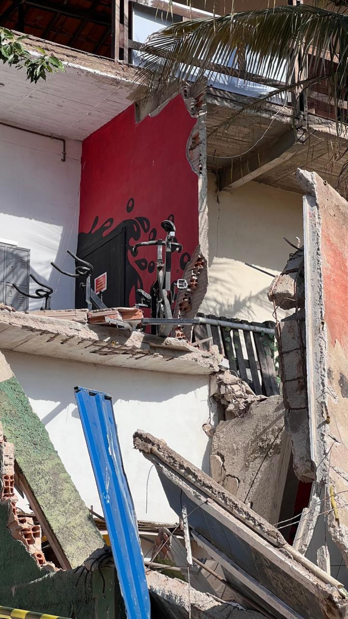 Um dia depois após desabamento de lar de idosos em Belo Horizonte, bombeiros são aplaudidos por retirar corpos de todas as vítimas