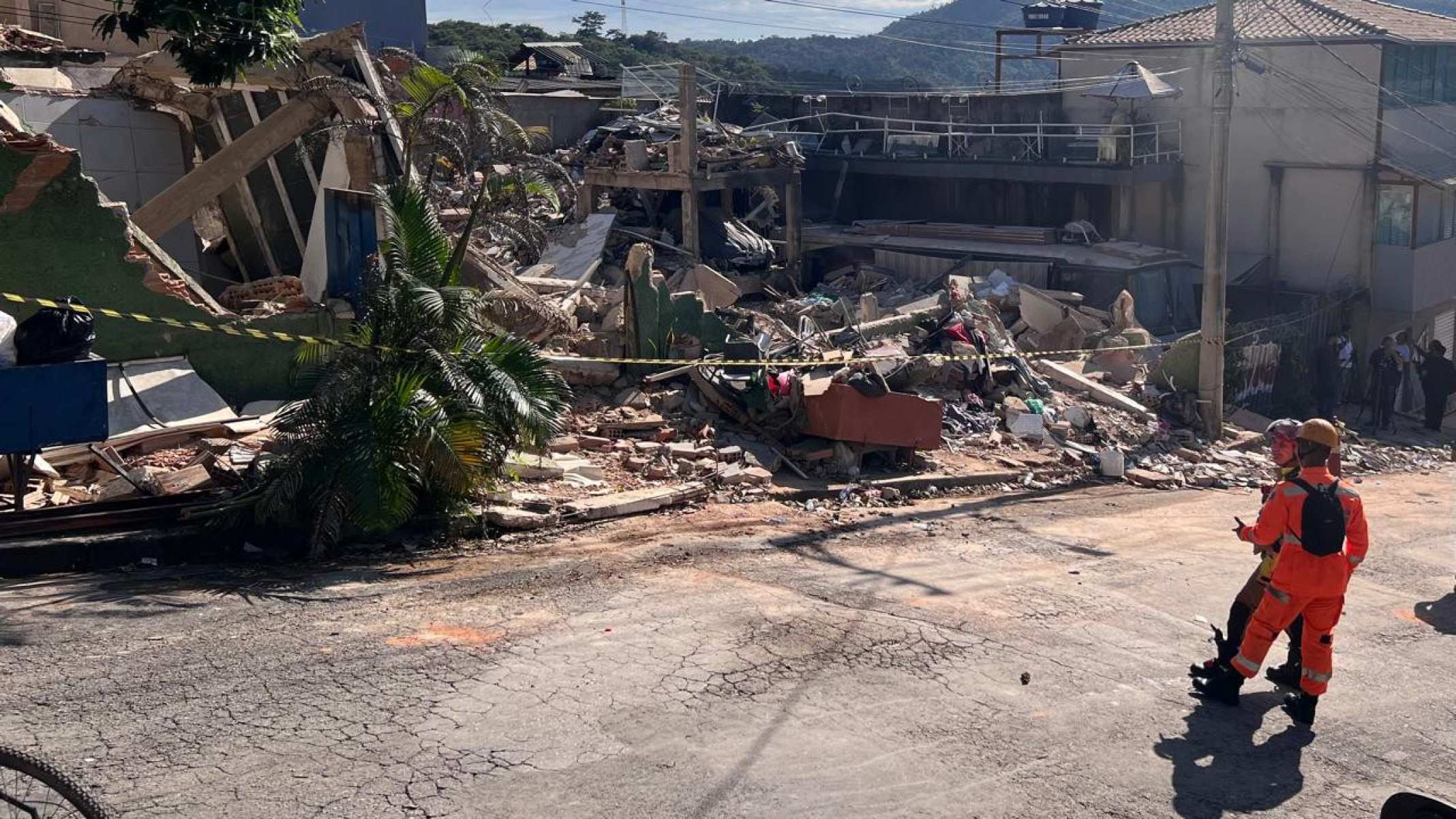 Um dia depois após desabamento de lar de idosos em Belo Horizonte, bombeiros são aplaudidos por retirar corpos de todas as vítimas