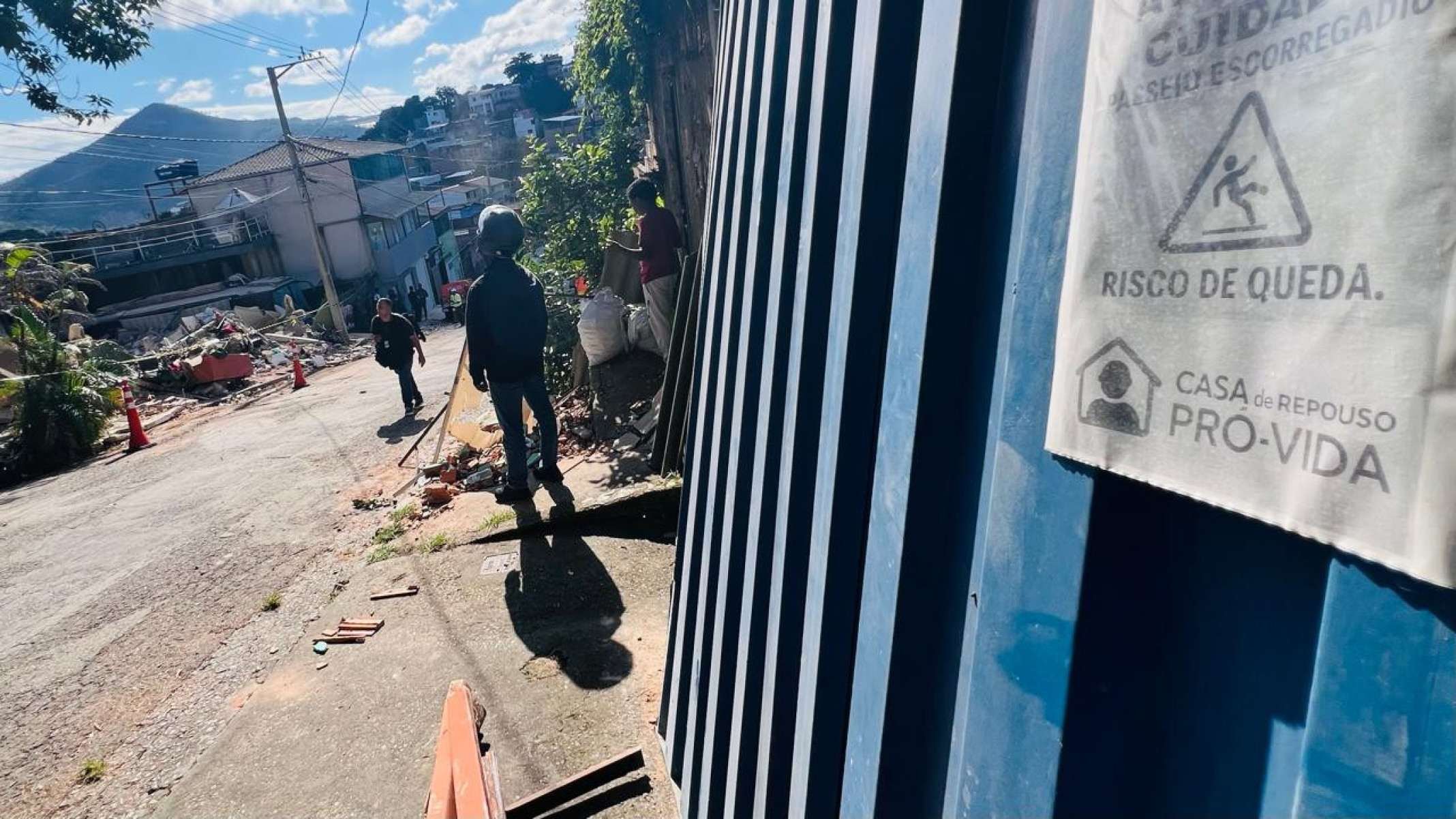 Um dia depois após desabamento de lar de idosos em Belo Horizonte, bombeiros são aplaudidos por retirar corpos de todas as vítimas