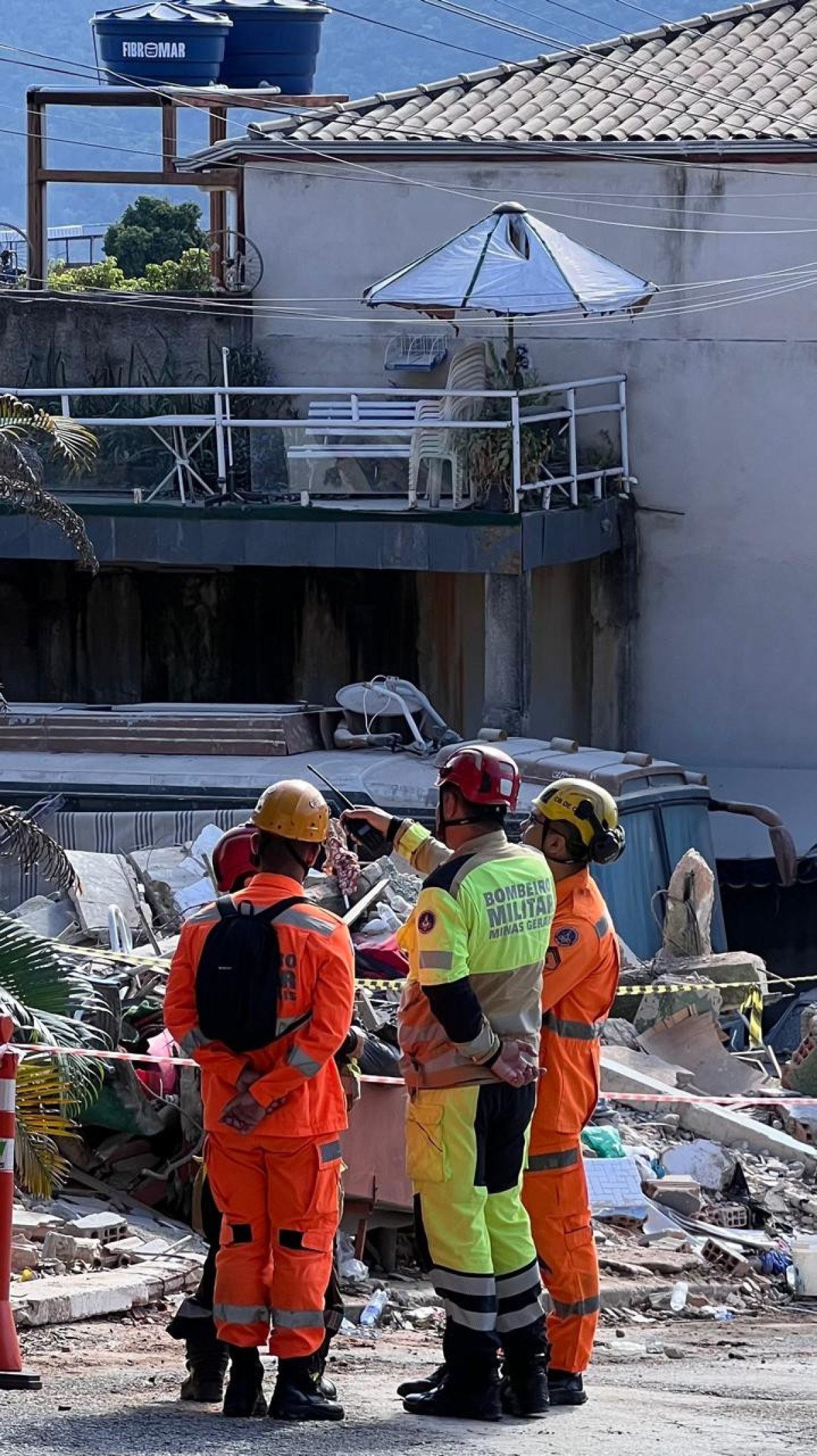 Um dia depois após desabamento de lar de idosos em Belo Horizonte, bombeiros são aplaudidos por retirar corpos de todas as vítimas