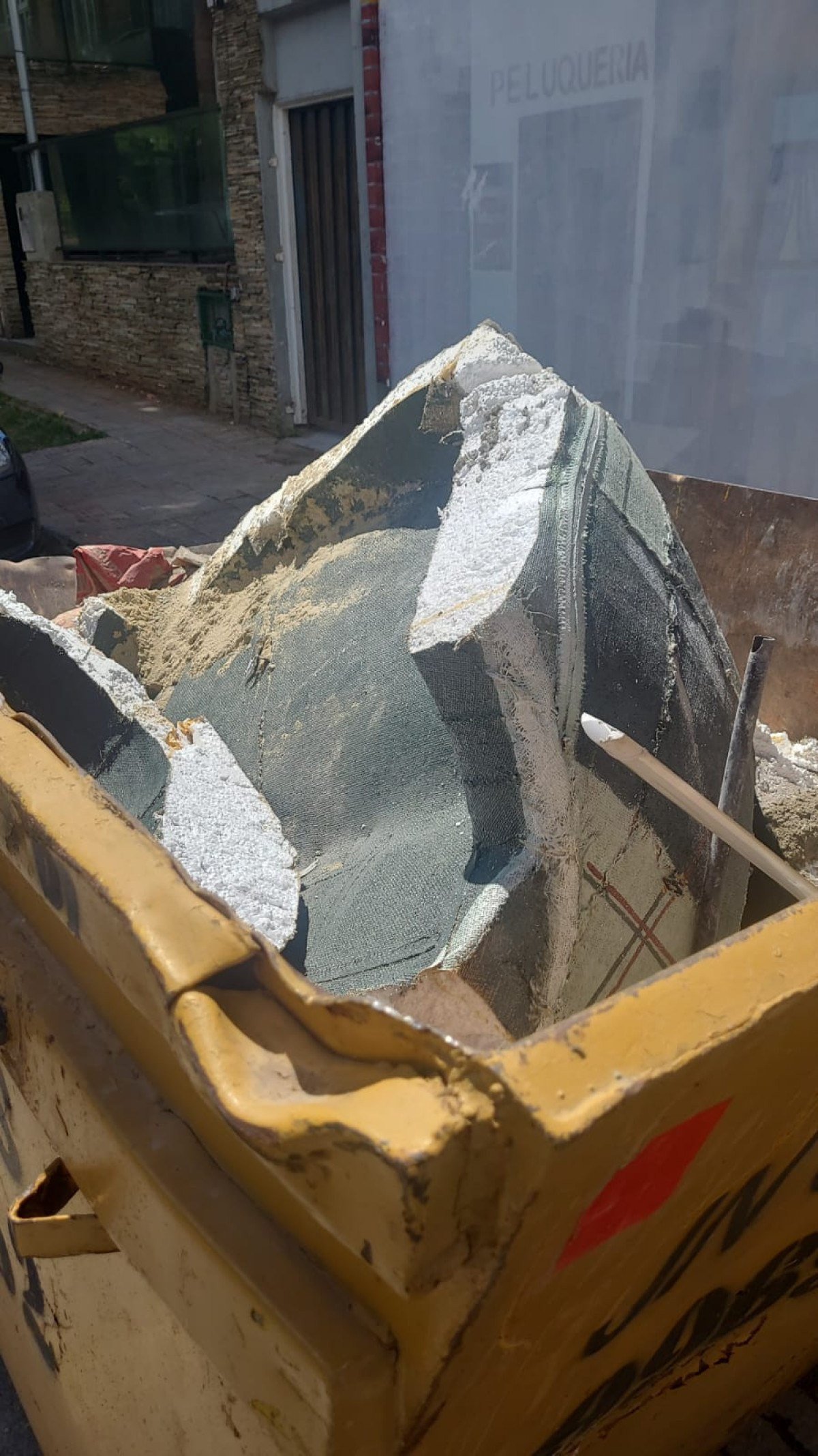 A cabeça do Chaves também foi descartada na caçamba e se encontra totalmente danificada-Gradyston Rodrigues/EM/D.A. Press