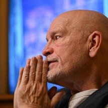 John Malkovich diz que sua peça é prima de 'O agente secreto' - Nikolay Doychinov/AFP