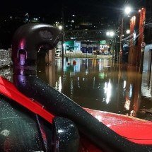 Dois homens ficam ilhados em posto de gasolina durante chuva em BH - CBMMG