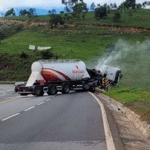 Acidente entre carretas bloqueia BR-381 em João Monlevade - CBMMG