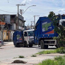 Vídeo: caminhão de lixo cai em buraco na Av. Cristiano Machado - Edésio Ferreira/EM/D.A Press