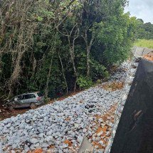 Acidente na BR-354: carro bate em carreta, capota e cai em ribanceira - Reprodu&ccedil;&atilde;o CBMMG 