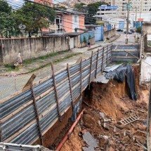 Muros de imóvel em obra desabam em BH  - Ed&eacute;sio Ferreira/EM/D.A. Press