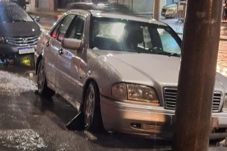 Carro importado batido em poste durante temporal na noite de sexta-feira (06/3) em Belo Horizonte (MG) -  (crédito: Marcos Vieira/EM/DA Press)