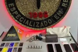 Os policiais apreenderam no carro um revólver com seis munições, quatro aparelhos celulares e o dinheiro roubado -  (crédito: PMMG/Divulgação)