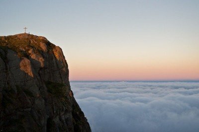 <p>As grandes montanhas brasileiras resultam de antigos dobramentos, erosões contínuas e movimentos internos da crosta terrestre, revelando camadas de rochas que ajudam cientistas a estudar climas do passado e a evolução do relevo. Além do valor científico, essas áreas influenciam diretamente o regime de chuvas, a nascente de rios e o equilíbrio dos ecossistemas ao redor.</p>
 -  (crédito: Flickr/Roberto Junioor)