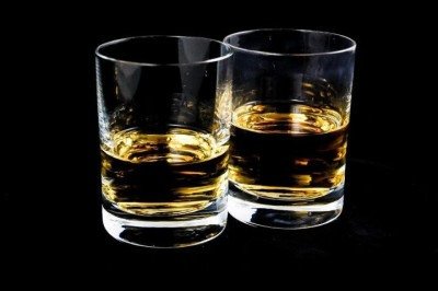 <p>Escócia — Uísque<br />
O scotch whisky é uma das bebidas mais tradicionais da Escócia e segue regras rigorosas de produção. Destilado de cereais e envelhecido em barris, tornou-se um produto valorizado e exportado para o mundo inteiro.</p>
 -  (crédito: Michal Jarmoluk/Pixabay)