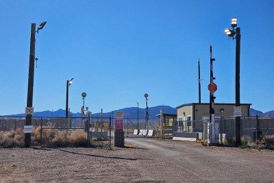 <p>A Área 51, situada no deserto americano de Nevada, é um dos lugares mais enigmáticos do mundo. Oficialmente, trata-se de instalação militar da Força Aérea, mas sua fama vem das inúmeras teorias que a cercam. Para muitos, é o epicentro de segredos sobre vida extraterrestre e tecnologia avançada. Sua aura secreta desperta curiosidade mundial e alimenta a imaginação popular há décadas.</p>
 -  (crédito: reprodução/ tripadvisor)