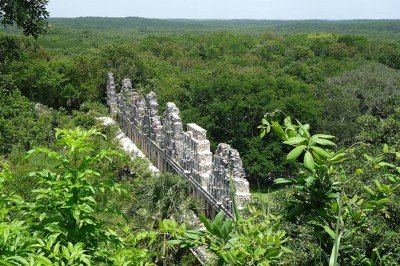 <p>O local foi nomeado como Ocomtún, que significa coluna de pedra. A cidade possui uma grande extensão e composta por praças, grandes edifícios em estilo de pirâmide, colunas de pedra </p>
 -  (crédito: - PXFuel creative commons)